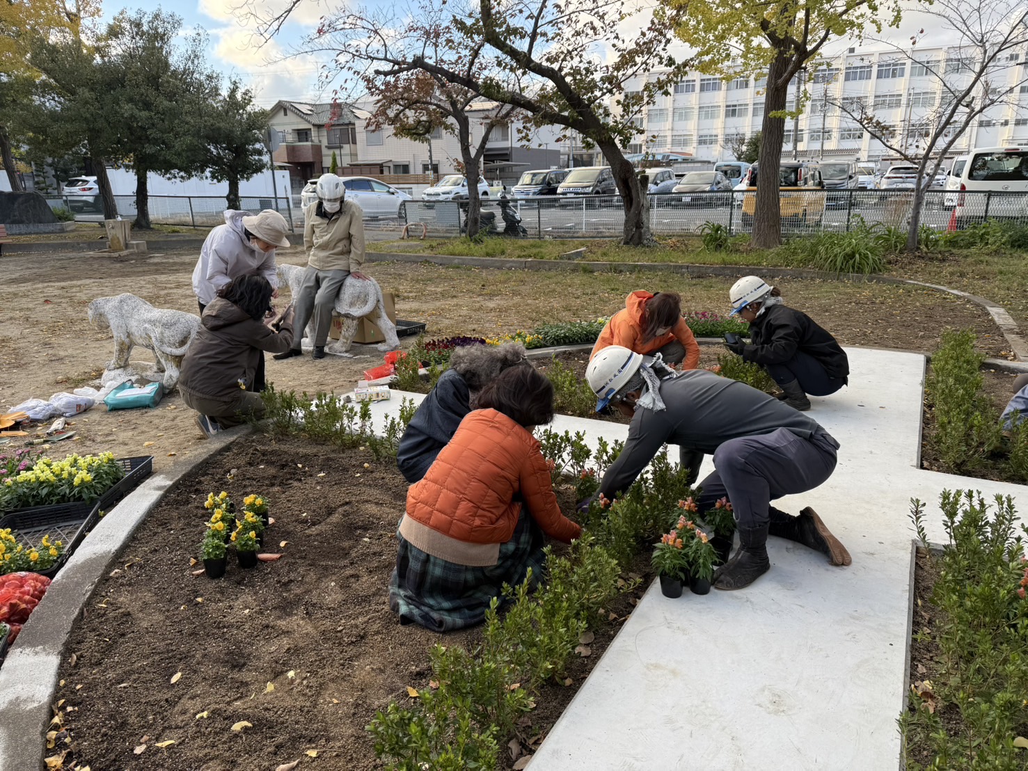 地元学生やご近所の方々に花植えレクチャー